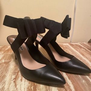 New Karl Lagerfeld black bow heels. Size 7.